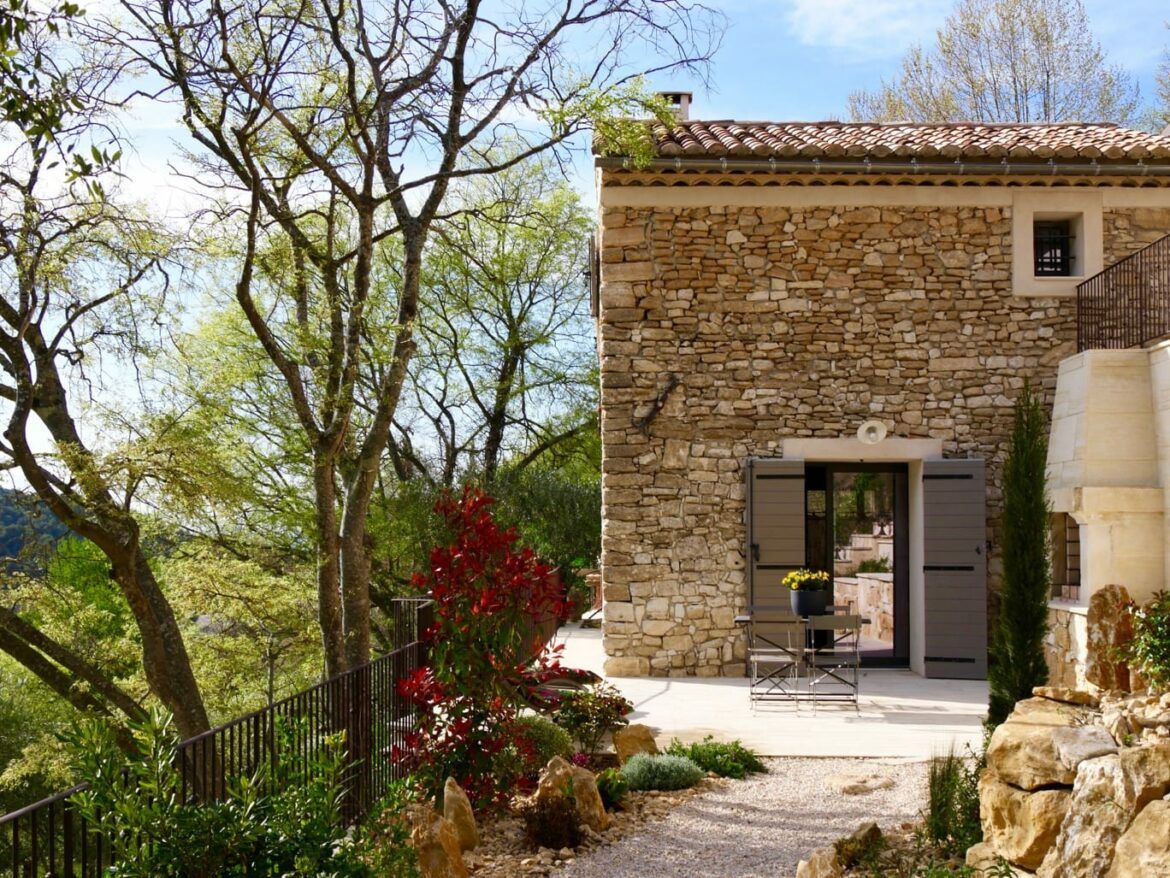 Cabanon des Secrets, Steinfassade und mediterraner Garten in La Roque-sur-Pernes