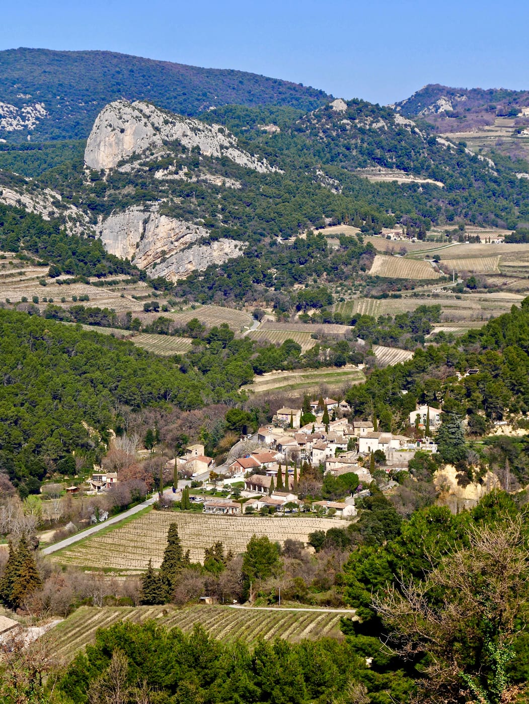 Village de Lafare et ses vignes au pied des Dentelles de Montmirail, à deux pas des cabanes en Provence