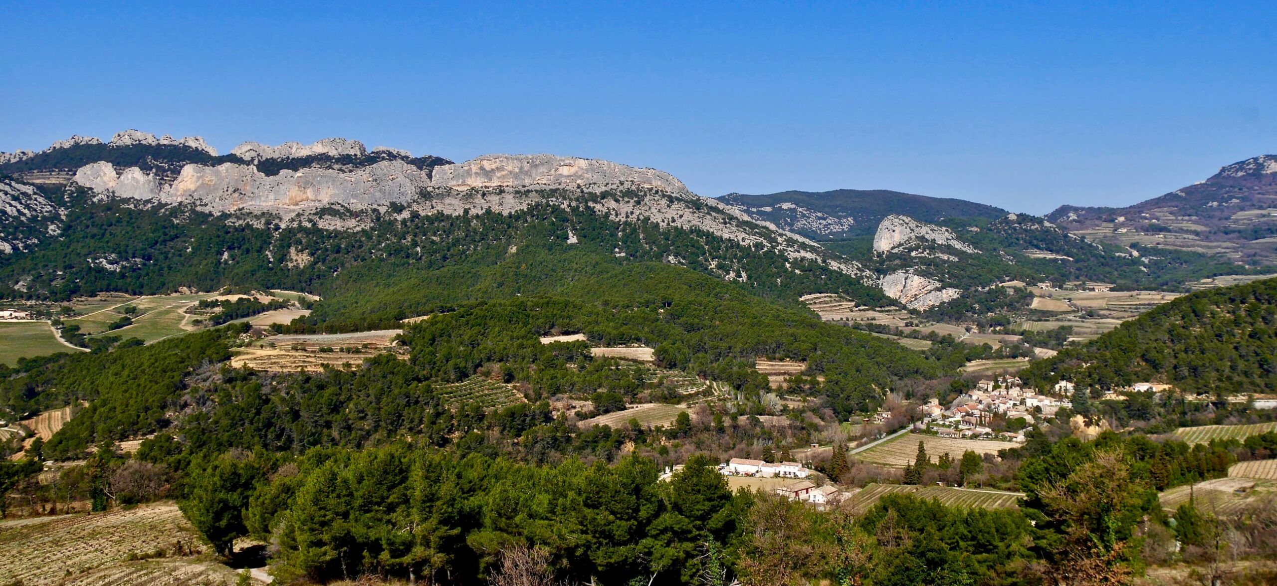 Les Dentelles de Montmirail et un village perché au milieu des vignes, paysage du Vaucluse