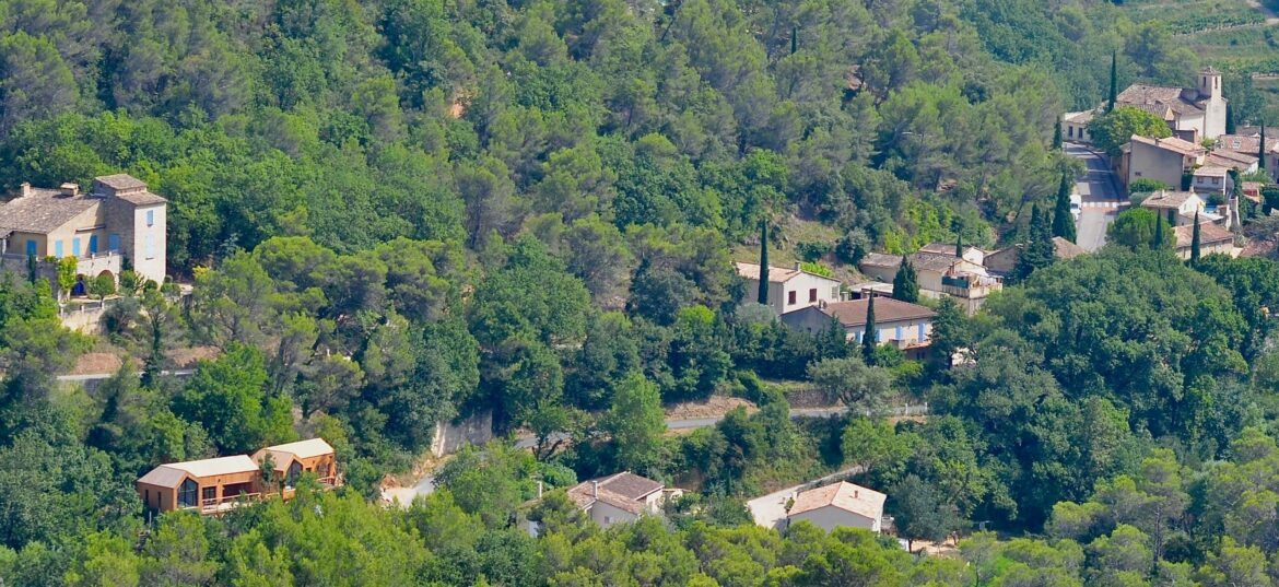 Das Dorf Lafare und seine Holzhütten im Wald am Fuße der Dentelles de Montmirail
