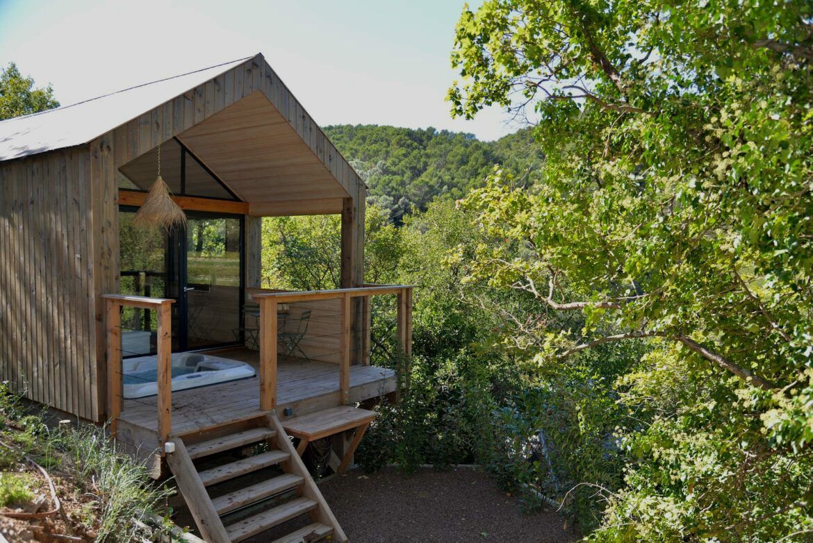 Le Lodge Nid Perché, cabane insolite pour deux avec jacuzzi privatif au pied des Dentelles de Montmirail